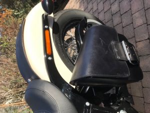 Sacoche Myleatherbikes sur Softail Slim (4)